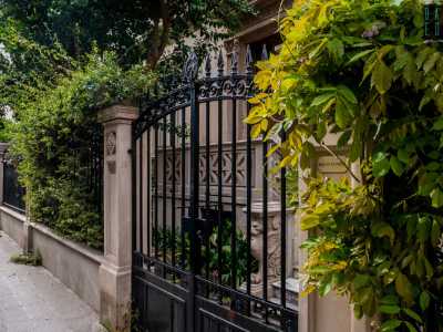 ...e con un piccolo cortile sul quale sono posti alcuni alberi da frutto che fanno capolino dietro una raffinata inferriata nera